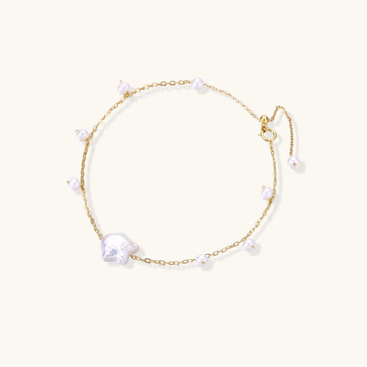 Delicate 18K gold-plated silver chain bracelet with freshwater and baroque pearls on cream background